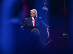 Democratas debatem como responder aos ataques “comunistas” de Trump