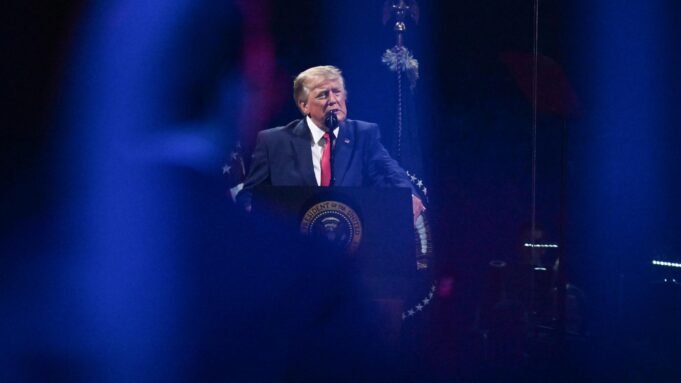 Democratas debatem como responder aos ataques “comunistas” de Trump Democratas debatem como responder aos ataques “comunistas” de Trump