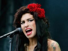 Mãe de Amy Winehouse homenageia-a no 15º aniversário de sua morte