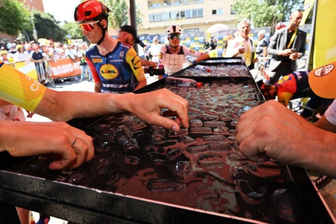 Como um ciclista pode manter a calma no Tour de France? Sprays de álcool e carboidratos congelados são apenas a ponta do iceberg. Como um ciclista pode manter a calma no Tour de France? Sprays de álcool e carboidratos congelados são apenas a ponta do iceberg.