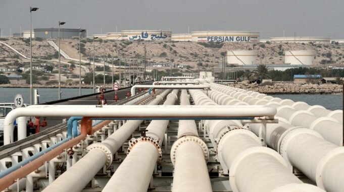 Os preços do petróleo subiram 5% depois de os Estados Unidos eliminarem isenções de sanções ao petróleo do Irão.