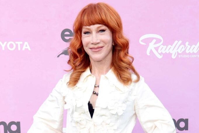 Kathy Griffin, 65, esclarece relacionamento com homem de 22 anos após provocar relacionamento amoroso