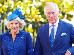 O livro afirma que o rei Charles sempre escolheu a rainha Camilla acima de todas as outras