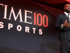 Os vencedores levantam taças para celebrar o poder do esporte e apoiar no evento esportivo TIME100