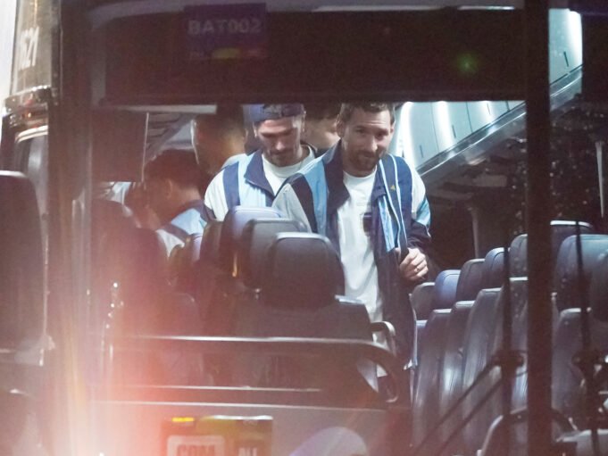 Atrasada por uma tempestade elétrica, seleção argentina chegou a Atlanta e já pensa nas oitavas de final contra o Egito pela Copa do Mundo de 2026 Atrasada por uma tempestade elétrica, seleção argentina chegou a Atlanta e já pensa nas oitavas de final contra o Egito pela Copa do Mundo de 2026