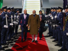 O primeiro-ministro Modi chega a Auckland para uma visita de dois dias à Nova Zelândia; O primeiro-ministro Christopher Luxon o recebe no aeroporto