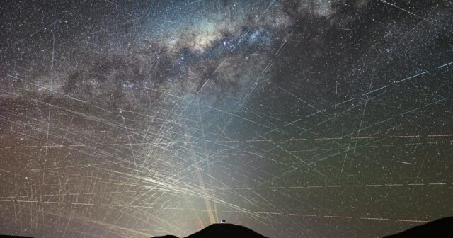 One-hour-of-satellites-over-the-northern-Atacama-Desert-in-Chile-October-2025.jpg