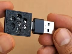 Agora, esta é uma maneira de restringir anúncios on-line irritantes – o desenvolvedor usa um dongle de US$ 5 para inserir 537.000 domínios em apenas 4 MB de memória flash