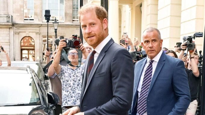 Fontes dizem que o Príncipe Harry está sentindo muita falta de sua vida no Reino Unido e de seu papel real Fontes dizem que o Príncipe Harry está sentindo muita falta de sua vida no Reino Unido e de seu papel real