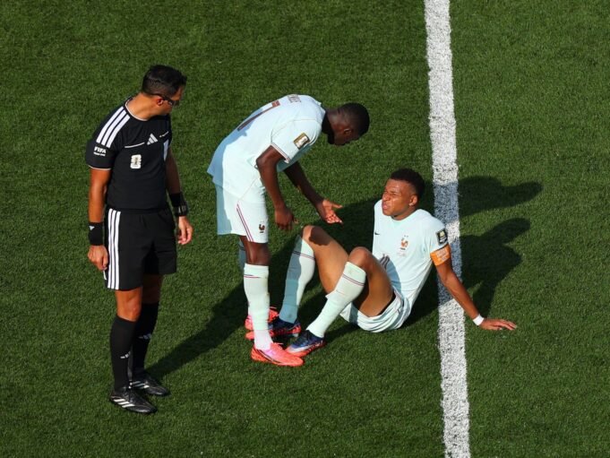 Mbappé deixou o campo contra o Marrocos desconfortável e acabou com gelo no pé direito