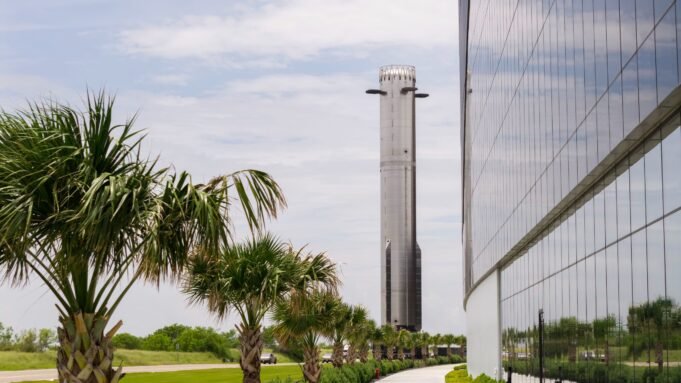 SpaceX liga todos os 33 motores potentes no teste de reforço da nave estelar antes do lançamento do vôo 13