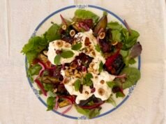 Receita: Berinjela assada, ameixa + salada de burrata