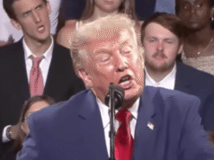 Os participantes do comício roubam a cena ao imitar os gestos de Trump | Donald Trump