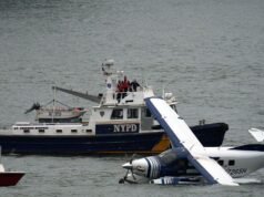 O vídeo mostra um hidroavião após fazer um pouso forçado no East River, em Nova York.