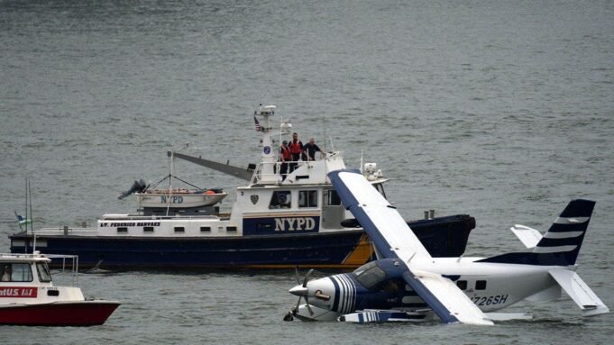 O vídeo mostra um hidroavião após fazer um pouso forçado no East River, em Nova York. O vídeo mostra um hidroavião após fazer um pouso forçado no East River, em Nova York.
