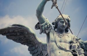 Estátuas de São Miguel e São Floriano desencadeiam batalha legal por propriedade do governo