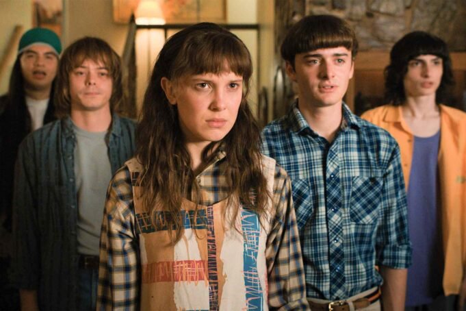 Millie Bobby Brown diz que uma vez ficou ‘envergonhada’ por seus colegas de elenco de Stranger Things por comer: ‘O que diabos você está comendo?’