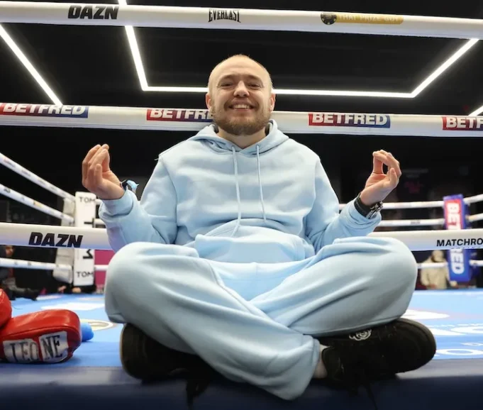 Sunny Edwards, na nova função de promotor, diz que Eddie Hearn não tem nada com que se preocupar ainda.