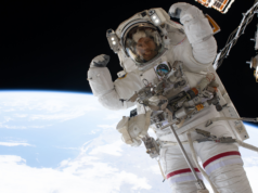 Uma foto no espaço de um astronauta flexionando os músculos em 7 de julho de 2026