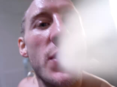 Paddy Pumblet pega seu vape e uma fatia de pizza depois de colocar Benoit St. Denis para dormir no UFC 329
