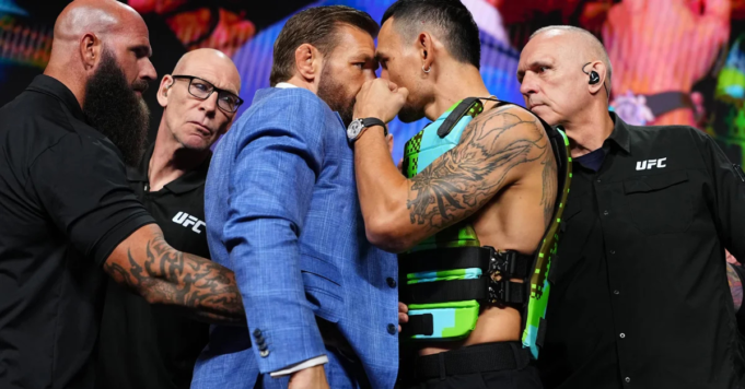 Conor McGregor arranca os óculos de Max Holloway e dá um tapa em sua mão em um confronto acalorado no UFC 329. Conor McGregor arranca os óculos de Max Holloway e dá um tapa em sua mão em um confronto acalorado no UFC 329.