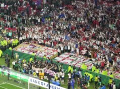 Ele queria comemorar a classificação da Inglaterra e teve que ser retirado do Azteca em maca
