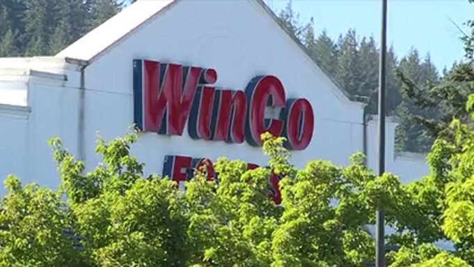 O suspeito do ladrão WinCo que esfaqueou o policial de Beaverton enfrenta várias acusações. O suspeito do ladrão WinCo que esfaqueou o policial de Beaverton enfrenta várias acusações.