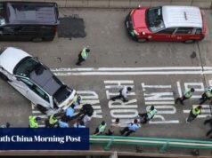 A polícia de Hong Kong prendeu o motorista depois que uma perseguição em alta velocidade terminou em um acidente de cinco veículos.