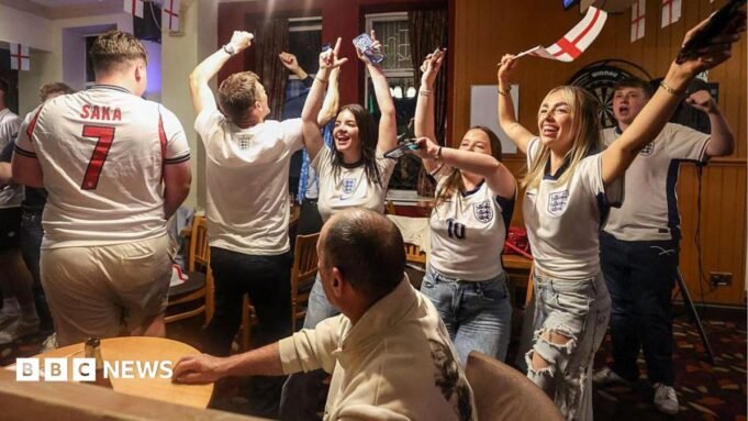 Copa do Mundo: Os torcedores da Inglaterra podem ficar no bar durante todo o jogo contra a Noruega – mesmo que o pontapé inicial seja adiado. Copa do Mundo: Os torcedores da Inglaterra podem ficar no bar durante todo o jogo contra a Noruega – mesmo que o pontapé inicial seja adiado.