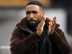Jermain Defoe: O ex-atacante da Inglaterra deixa o cargo de técnico do Woking após quatro meses