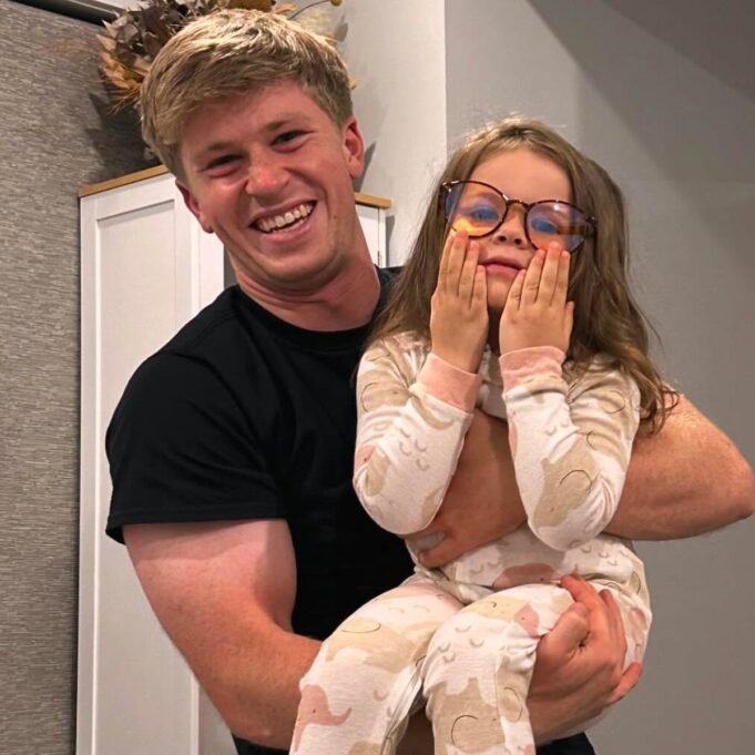Robert Irwin detalha o relacionamento com Grace, filha da irmã Bindi Irwin Robert Irwin detalha o relacionamento com Grace, filha da irmã Bindi Irwin