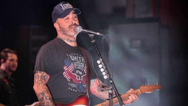 aaron-lewis-on-stage.jpg