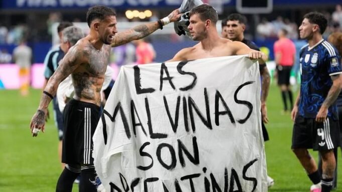 Argentina causa polêmica sobre troféu após vencer a Inglaterra