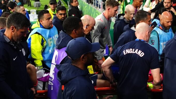 O meio-campista inglês enfrenta uma espera ansiosa após sofrer uma lesão na mão durante as comemorações pós-jogo O meio-campista inglês enfrenta uma espera ansiosa após sofrer uma lesão na mão durante as comemorações pós-jogo