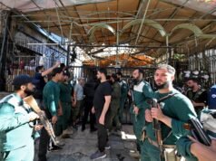 Enlutados enterram vítimas de atentado a bomba em um café em Damasco junto com 6 advogados mortos | Notícias de conflito
