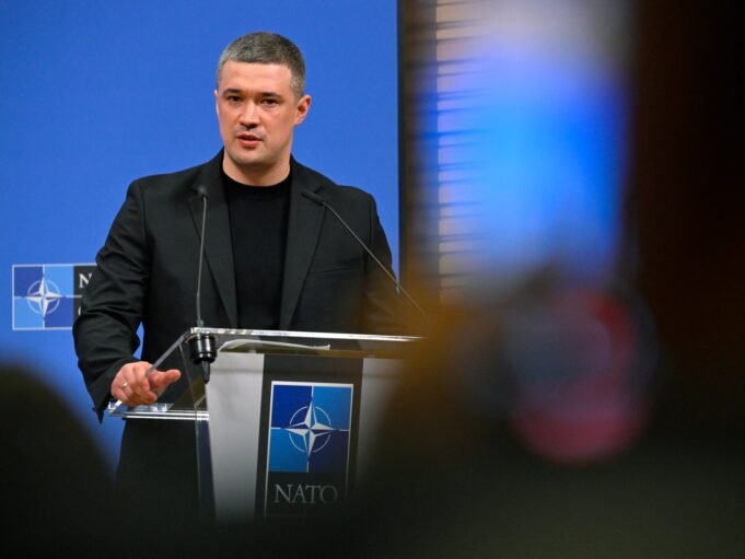 Centenas de pessoas protestam em Kiev pela demissão do Ministro da Defesa por Zelenskyy | Notícias da guerra Rússia-Ucrânia Centenas de pessoas protestam em Kiev pela demissão do Ministro da Defesa por Zelenskyy | Notícias da guerra Rússia-Ucrânia