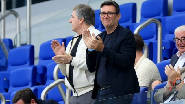 andy-burnham-applauds-full-time-1093139688.jpg
