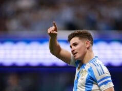Julian Alvarez marca um gol impressionante para a Argentina na prorrogação