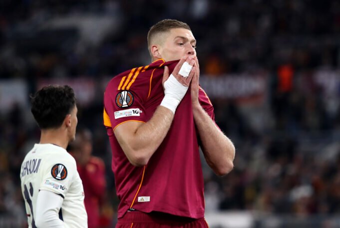 O Ajax entrou na corrida para contratar a Roma, perdendo para Artem Dovbyk O Ajax entrou na corrida para contratar a Roma, perdendo para Artem Dovbyk