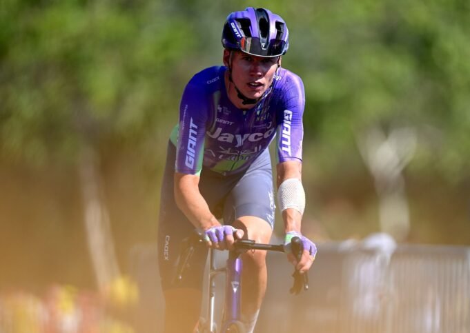 O australiano Kelland O’Brien é considerado um ‘verdadeiro lutador’ quando chegou a Foix, terminando mais de oito minutos após o tempo limite da etapa 4 para encerrar sua estreia no Tour de France.