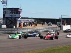 Smiths é a manchete novamente enquanto Jochen Randt Trophy se diverte no Thruxton Retro