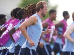 Os ingleses Gehry, Rice e James estão treinando antes do jogo com a Noruega.