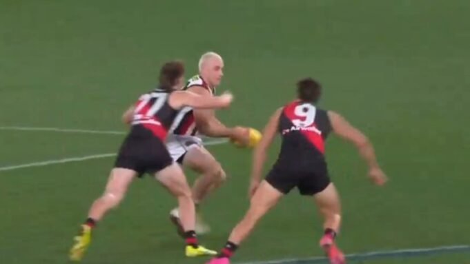 Lloyd ‘ronda’ o retorno de Hird