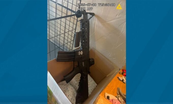 Homem de Tigard acusado de roubo e perseguição Enquanto isso, a polícia apreendeu um modelo AR-15 durante a prisão.