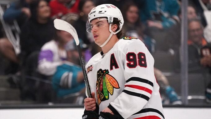 Connor Bedard, do Blackhawks, passa por uma cirurgia no ombro e ficará afastado por 4 meses.