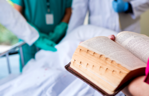 Carregar uma Bíblia num hospital no Reino Unido pode violar as leis da zona tampão para o aborto.