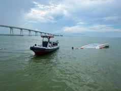 Guarda Costeira de Fort Myers Beach resgata 8 pessoas após barco virar na Flórida