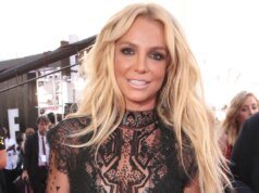 Britney Spears está pendurada em um teto solar na rodovia de Los Angeles, perto de Studio City