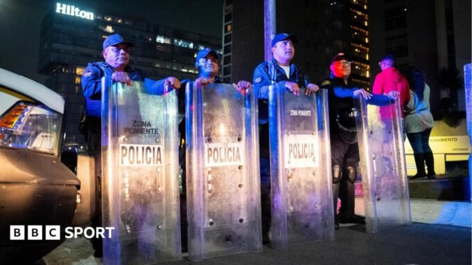 Copa do Mundo de 2026: torcedores do México soltam fogos de artifício do lado de fora do hotel, jogadores da Inglaterra ficam sem dormir Copa do Mundo de 2026: torcedores do México soltam fogos de artifício do lado de fora do hotel, jogadores da Inglaterra ficam sem dormir