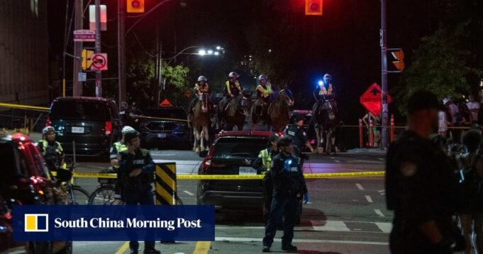 Tiroteio em festival de música de Toronto mata 2, polícia procura suspeitos Tiroteio em festival de música de Toronto mata 2, polícia procura suspeitos